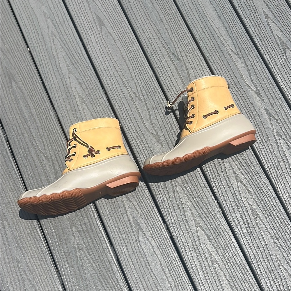 ❄️ Tan and Gray Lined Duck Boots - Picture 3 of 6